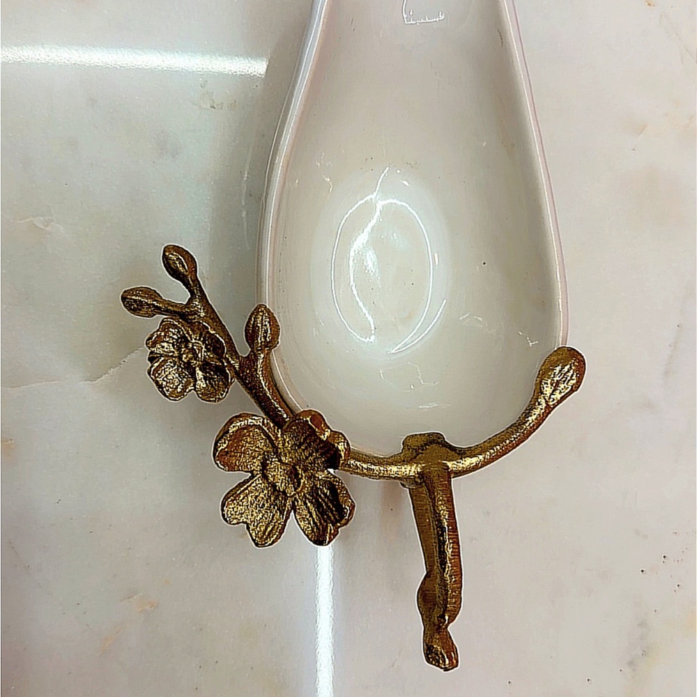 Gold Floral Hook with Ivory Ceramic Scoop